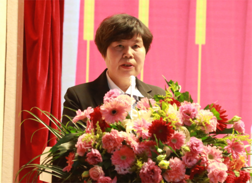 新利平台客服第一届党委班子选举大会---徐州市树恩中学总校长薛淑萍同志致开幕辞